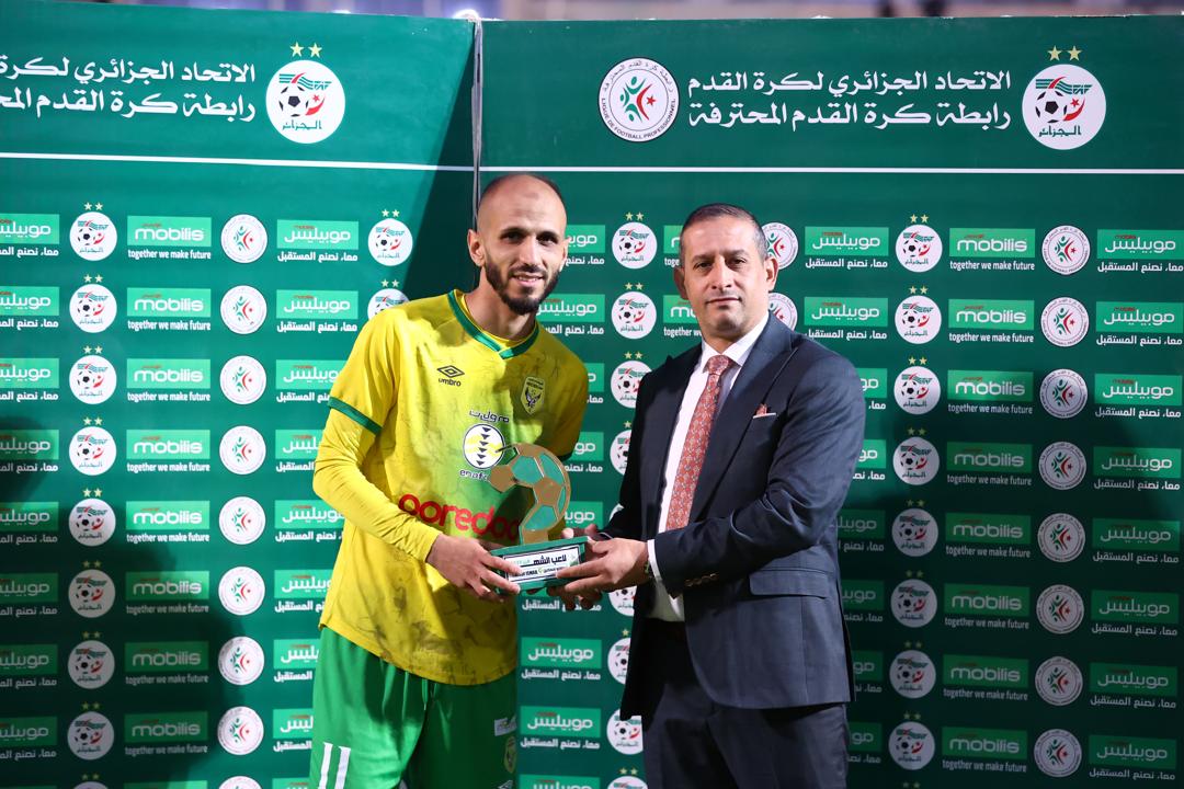 الأمين العام لـرابطة كرة القدم المحترفة يسلم جائزة أفضل لاعب لشهر أبريل إلى إسماعيل سعادي لاعب شبيبة الساورة